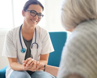 oncologist-with-newly-diagnosed-cervica-cancer-patient